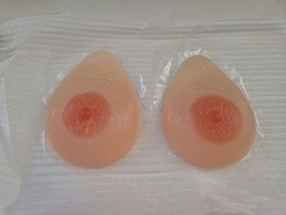 Protezy piersi samoprzylepne