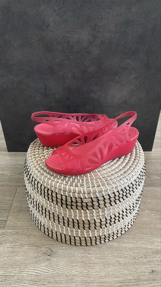 Crocs sandały na koturnie Adrina III Mini Wedge Candy Pink W9 39/40