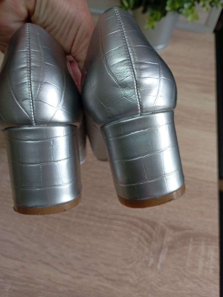 Buty na małym obcasie