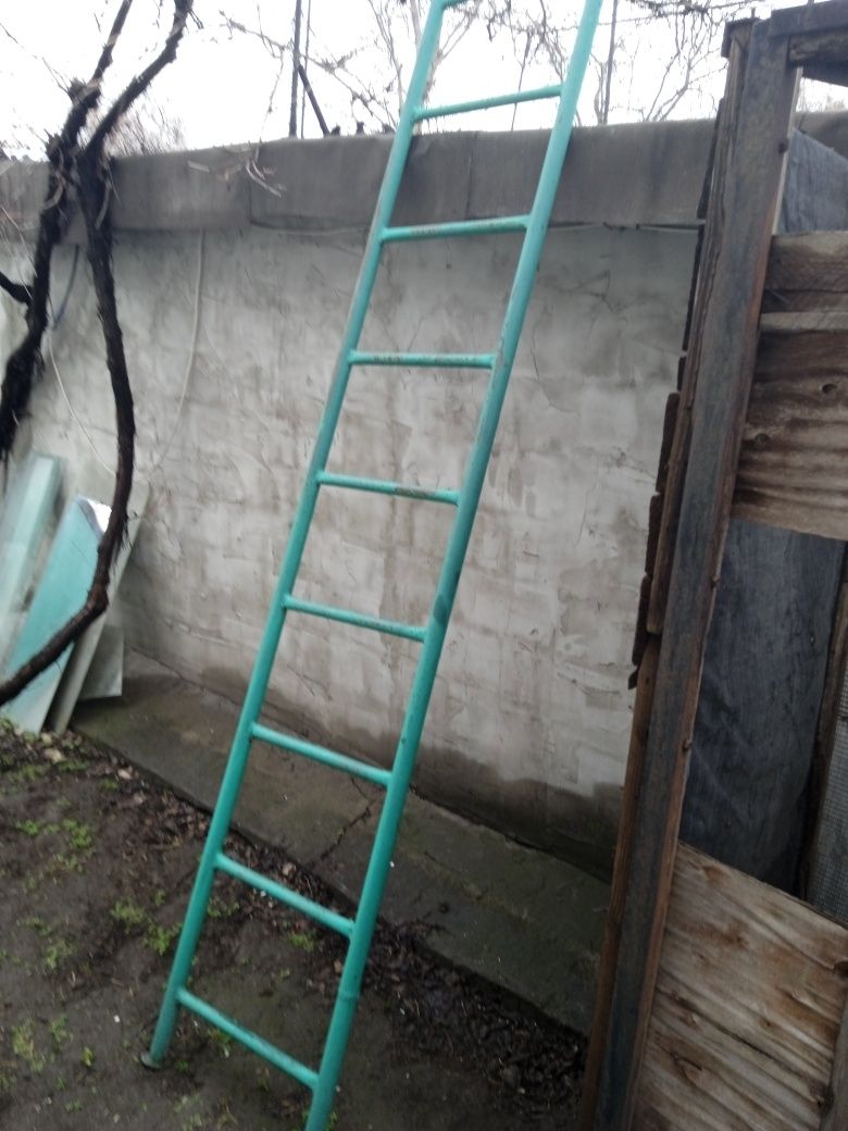 Продам железную лестницу.