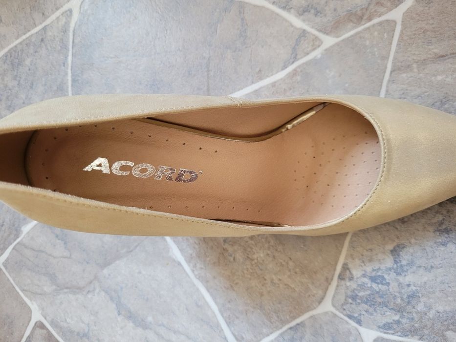 Skórzane czółenka złote 39