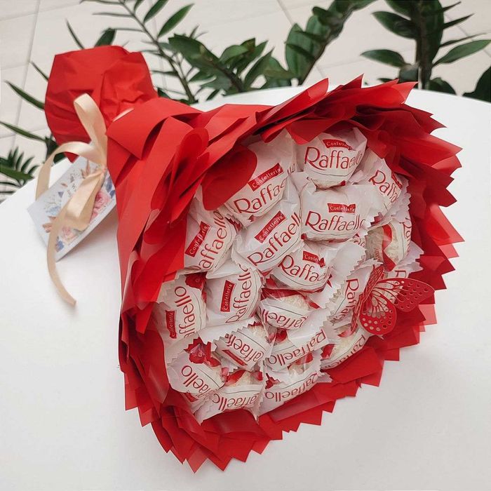 Słodki jadalny bukiet z cukierkami Raffaello (średnica 20 cm) (1)