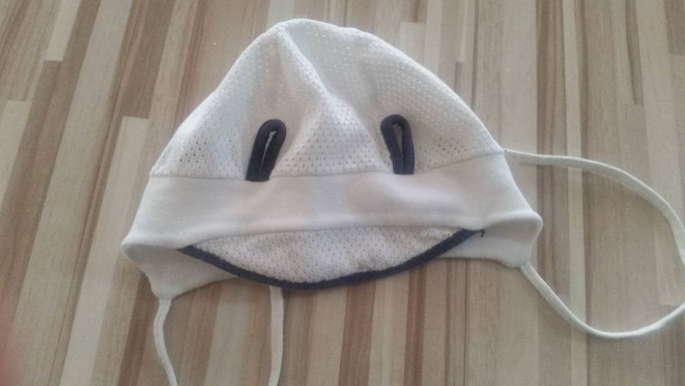 czapeczka wiązana, na wiek 6-9 m-cy