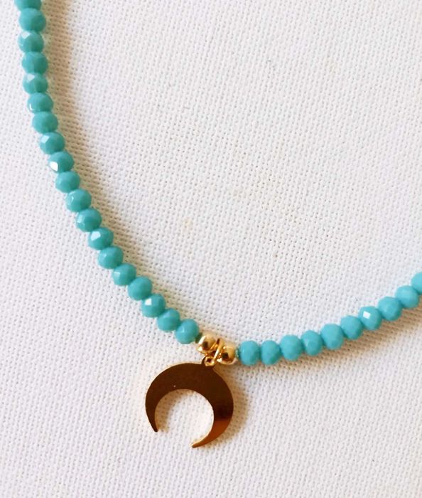 Colar de cristais azuis com pendente Meia Lua dourado