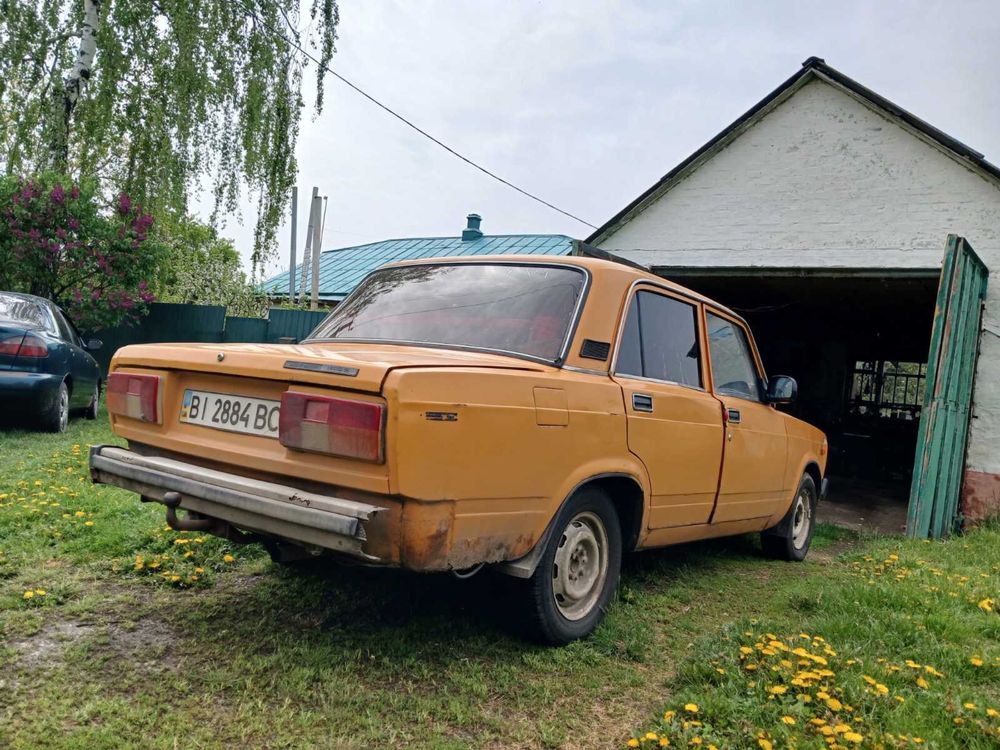 Автомобіль ваз 2105 1982 в робочому стані