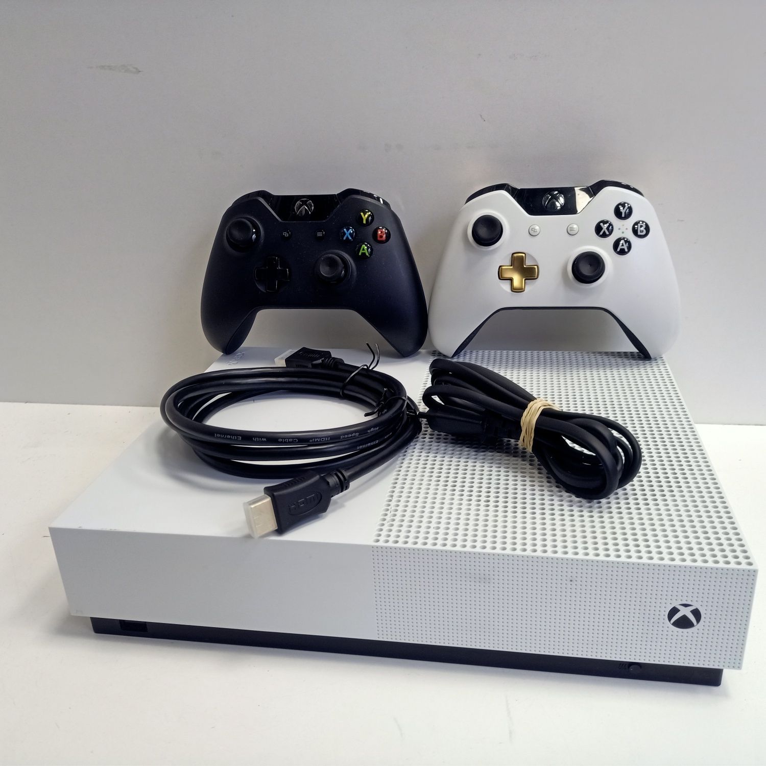 Xbox one s all digital 1 TB+2 pady org.