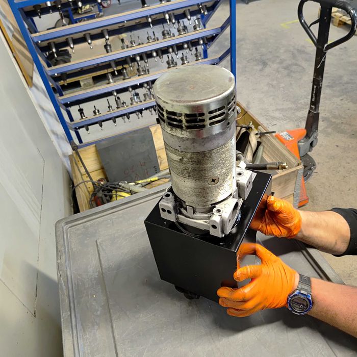 Pompa / silnik hydrauliczny Haldex 24MD22-THSWA 24 V 2 kW