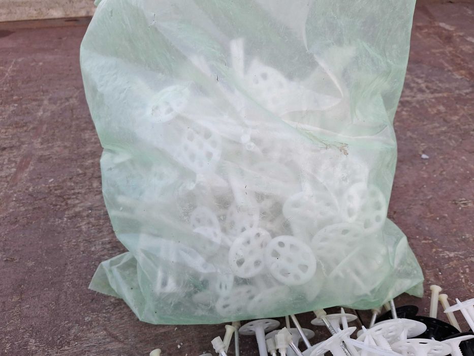 Kołki do styropianu gr. 12- 15 cm. 0,6 zł./ szt.