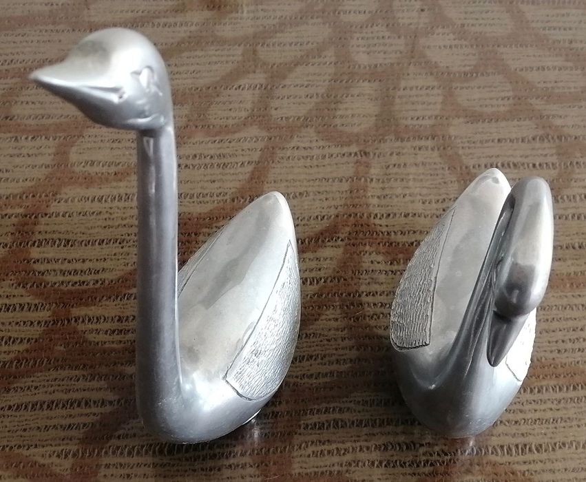 antigas figuras de par de cisnes em liga de estanho
