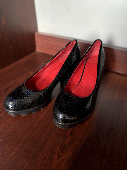 Туфлі лакові з червоною вставкою