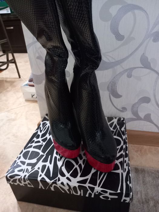 Чоботи осінь на каблучку та платформа стопи