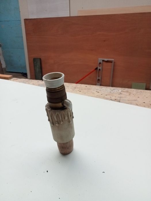 Suporte em madeira para lâmpada com interruptor