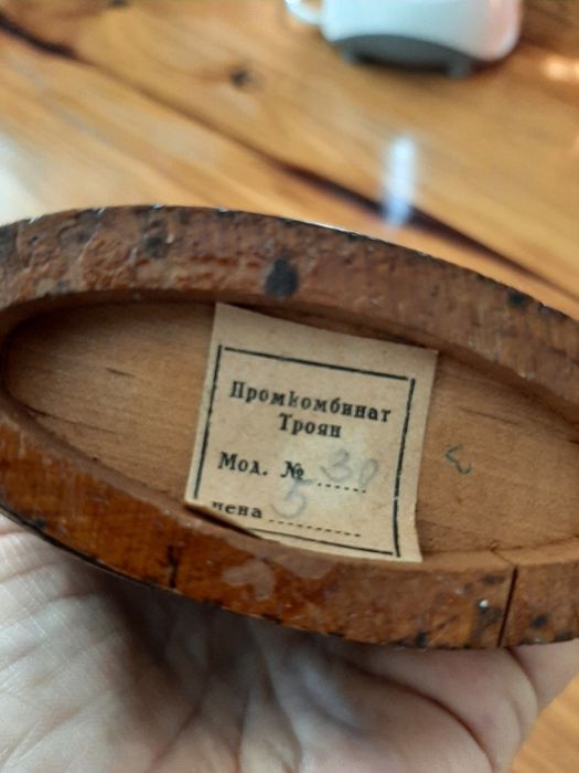 Barril (brandy) de madeira primitiva feito à mão.