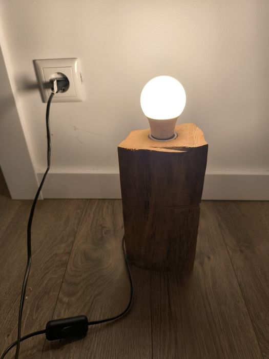 Ręcznie robiona lampka stołowa z drewna – loft / rustykalna