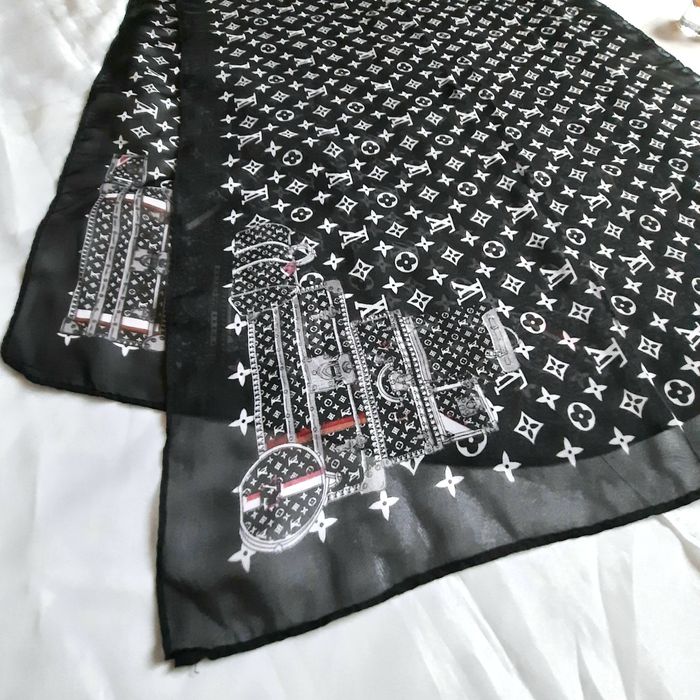 шарф Guess, Рierre Cardin, Louis Vuitton