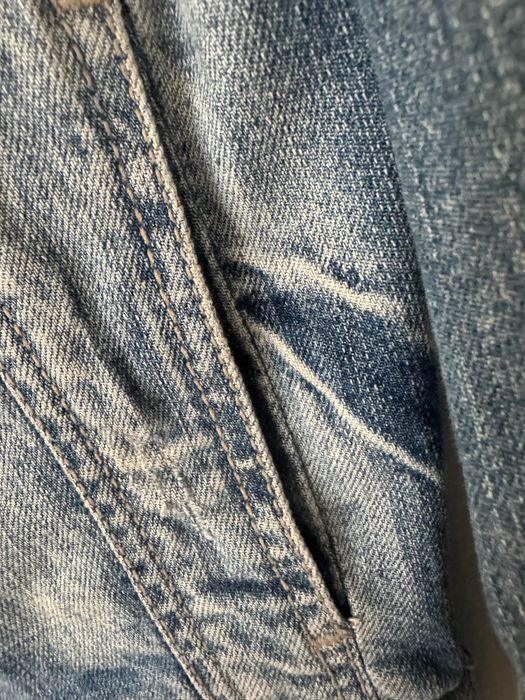 Blusão de ganga com asas prateadas aplicadas