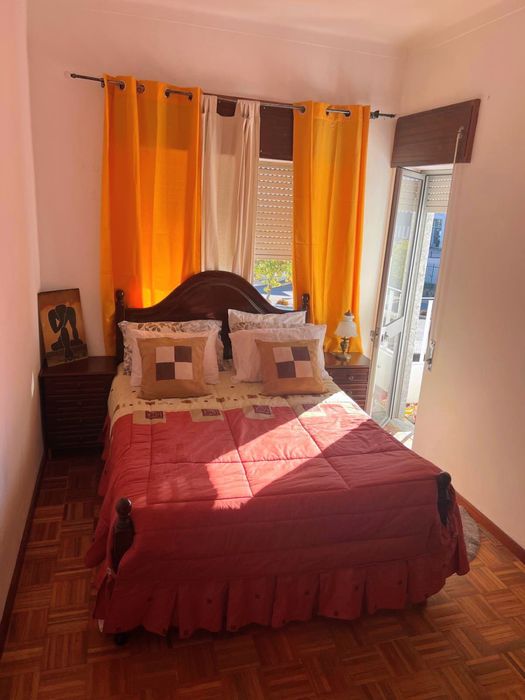 Quarto para arrendamento , com uma caução . Obs: somente para mulheres