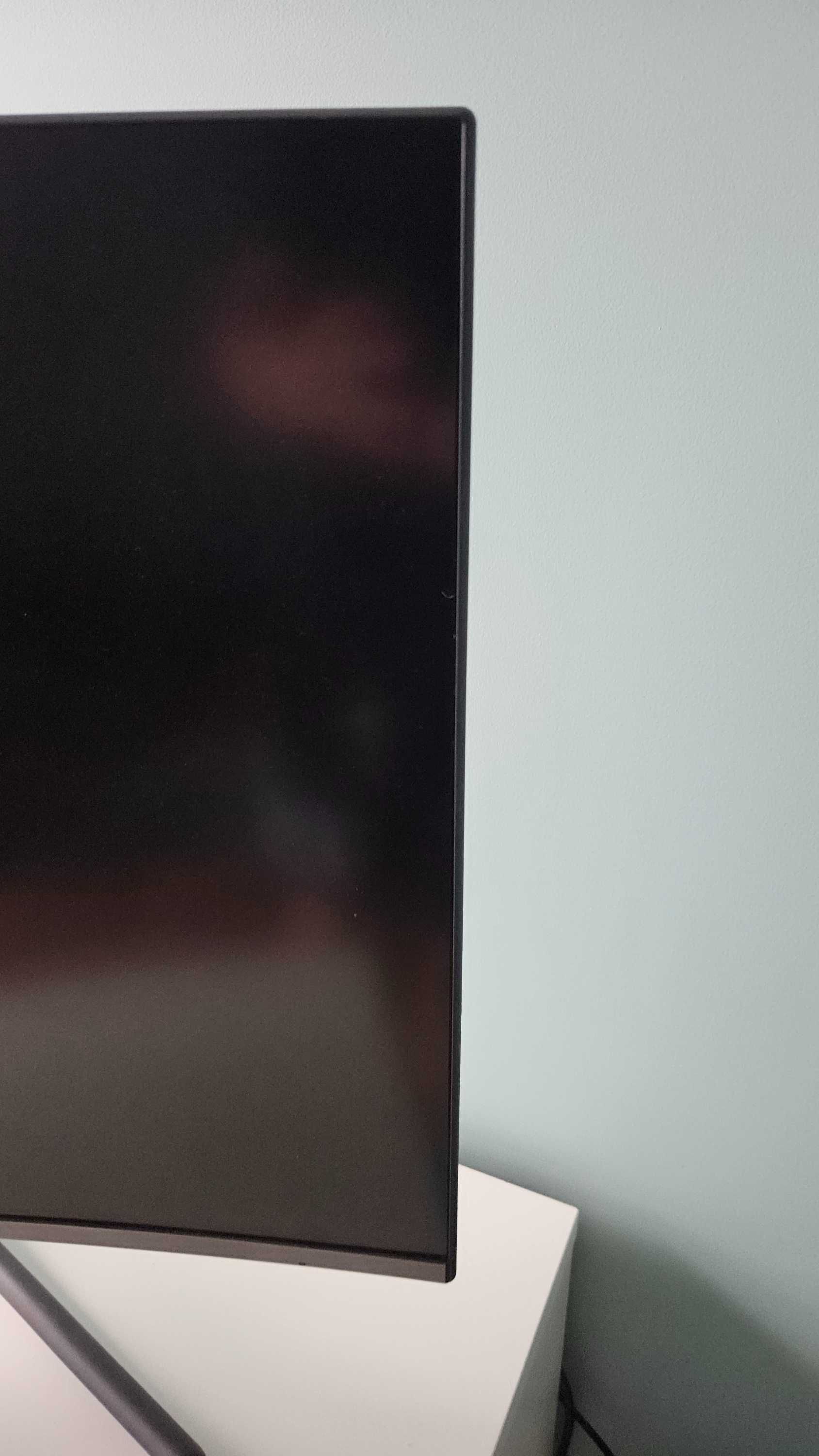 Efektowny monitor  Samsung U32R590 4k, zakrzywiony ekran