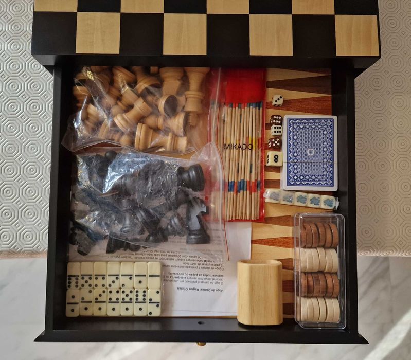 Caixa de jogos em madeira, impecável no estado geral