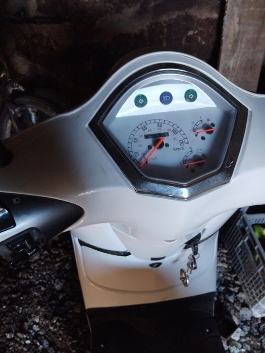 Scoter 125 branca