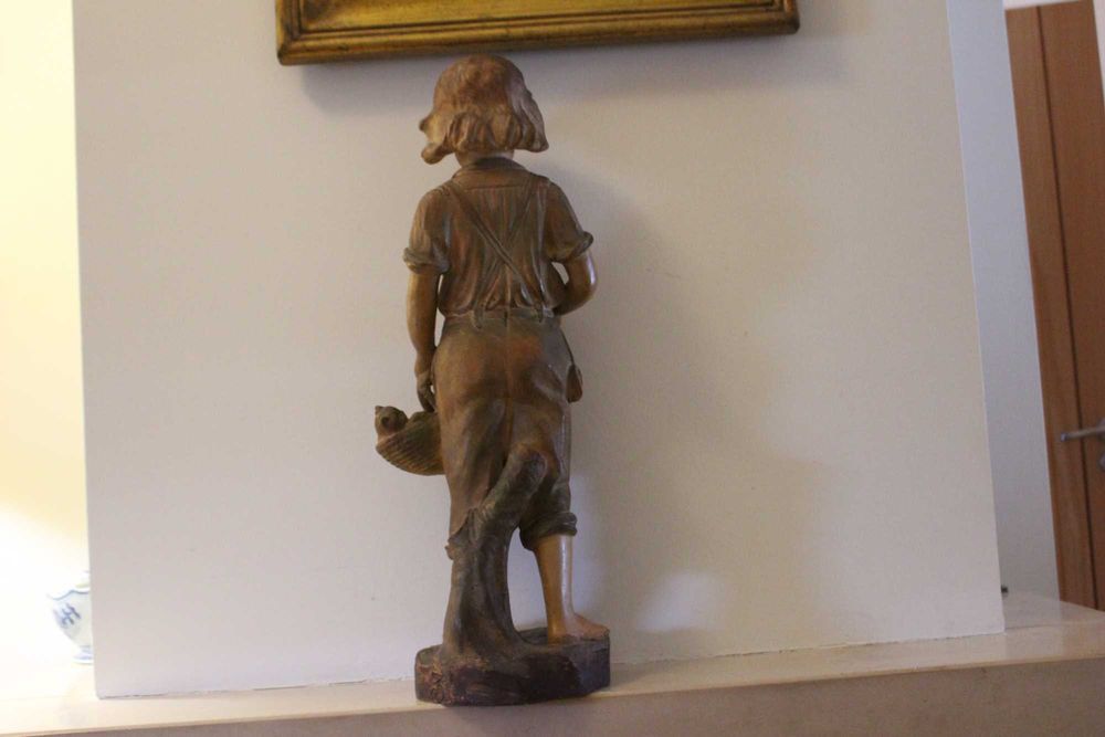 Escultura possivelmente Estatuária: O menino e os gatos