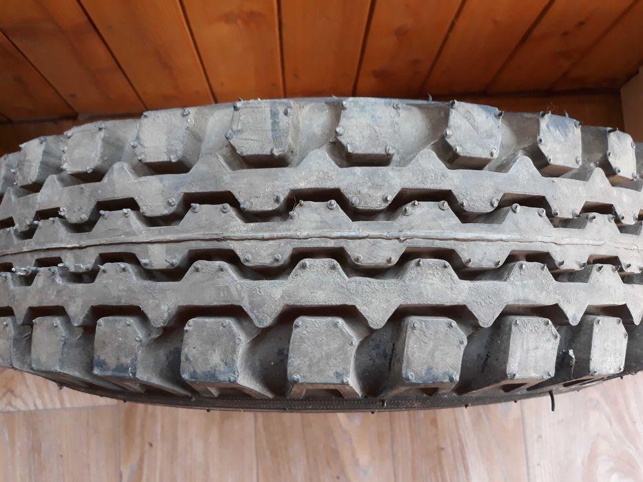 Шини  на навантажувач 600-9   R 10