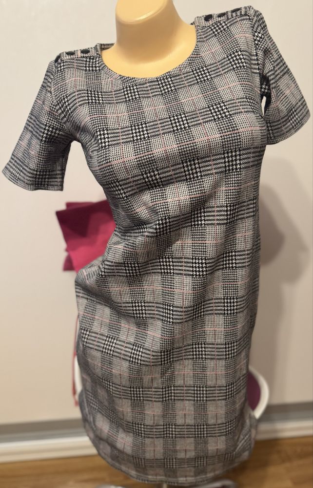 Elegancka ciepła sukienka Esmara