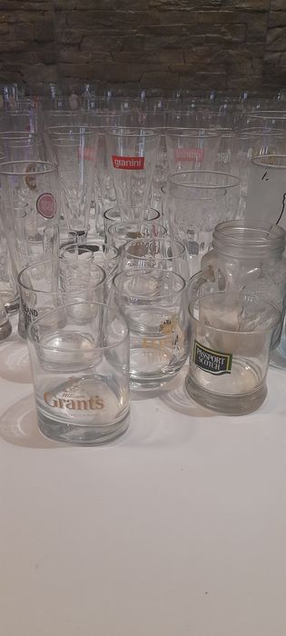 Conjunto de 94 copos e canecas