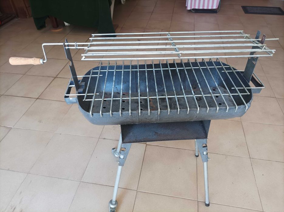 Grelhador portátil de ferro fundido com rodinhas