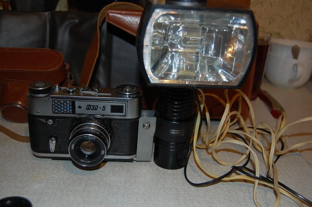 Фотоаппарат ФЭД 5 + вспышка ЛУЧ М1 + фотоувеличитель + глянцеватель