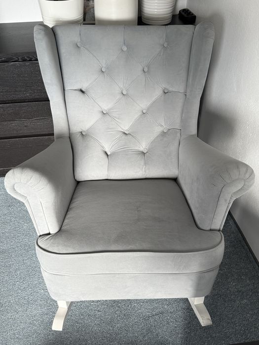 Fotel uszak bujany na biegunach szary do karmienia