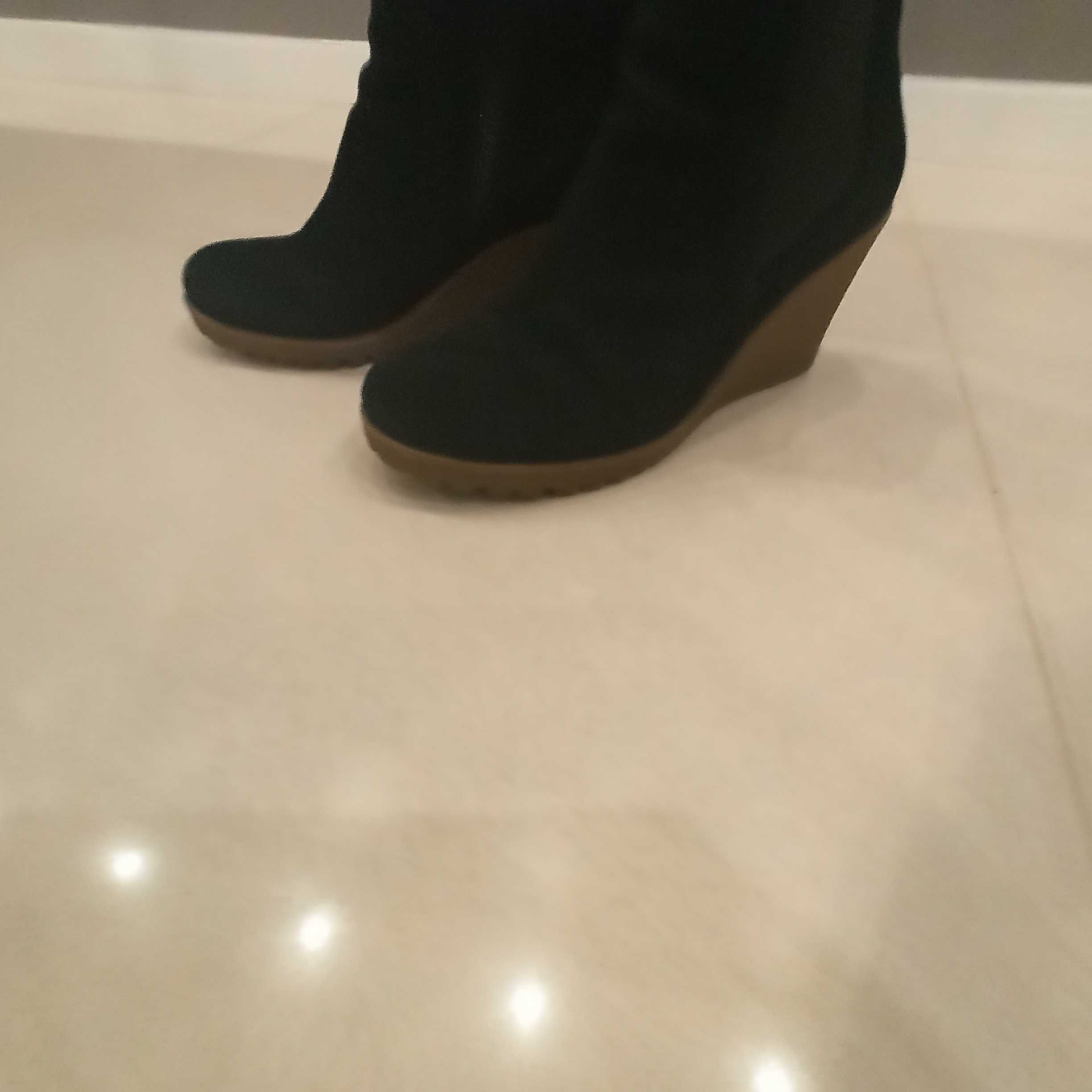 Buty czarne na koturnie