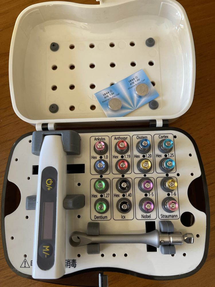 Kit de chaves para implantes dentários