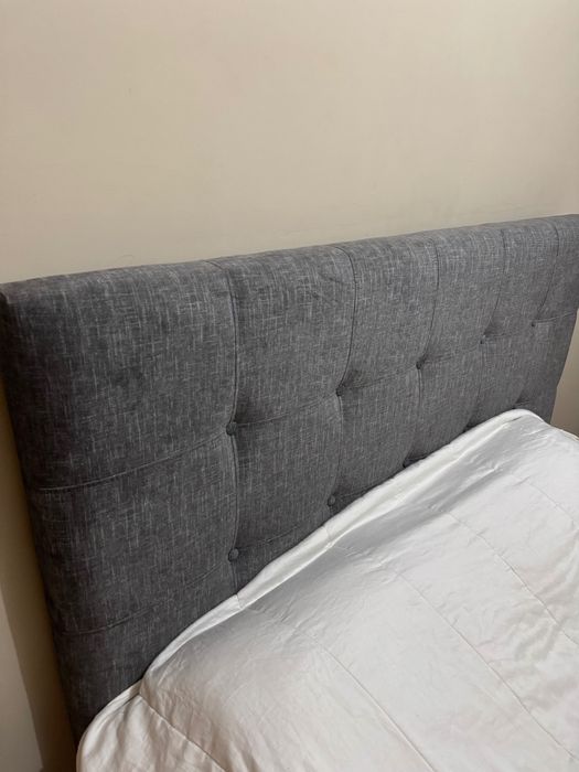Cama de casal com cabeceira, cor cinza