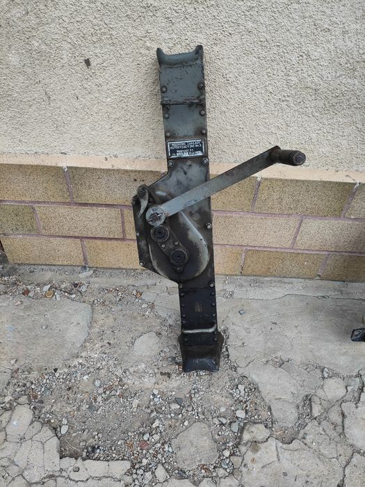 Lewarek podnośnik kolejowy.