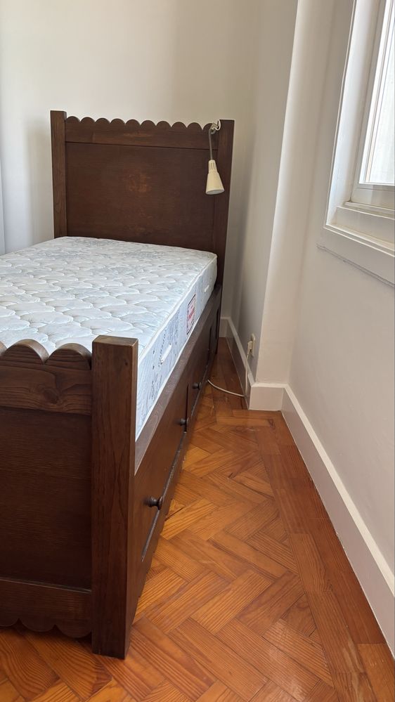 Cama em castanho