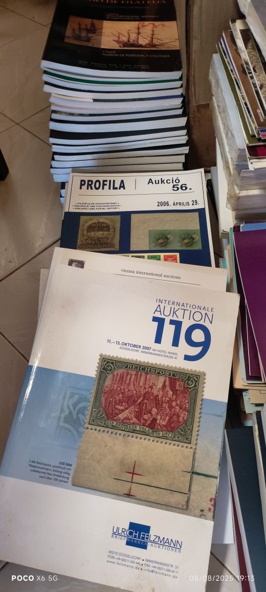Lote enorme de catálogos leiloeiras filatélicas de todo mundo