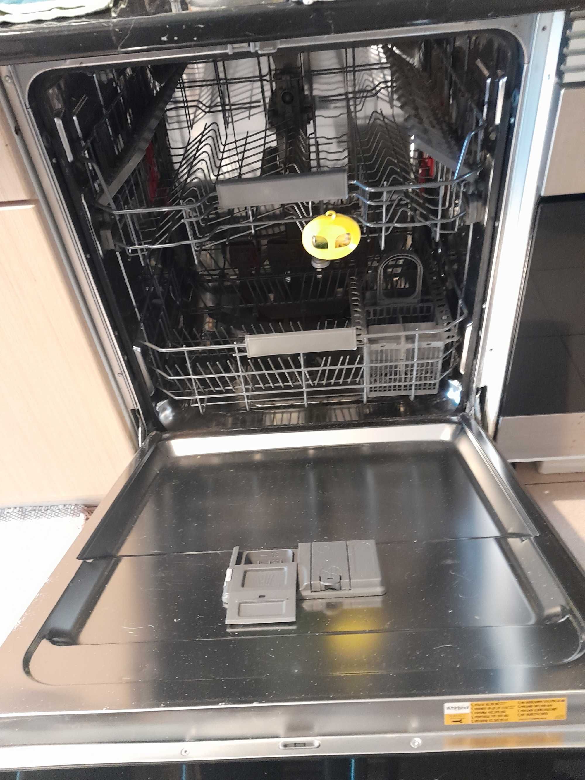 Vendo máquina de lavar loiça de marca "Whirlpool"