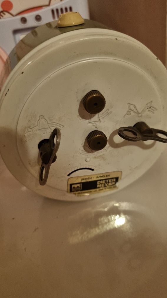Stary mechaniczny nakręcany budzik clipper