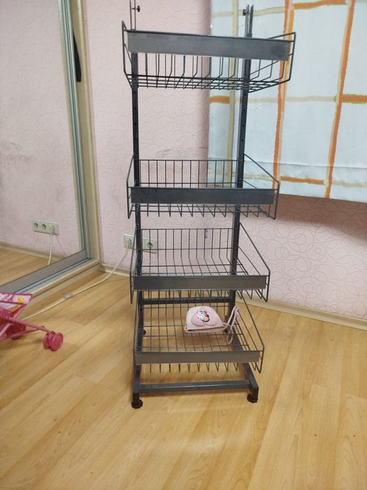 Стойка для торгівлі  4 полиці в ідеальному стані