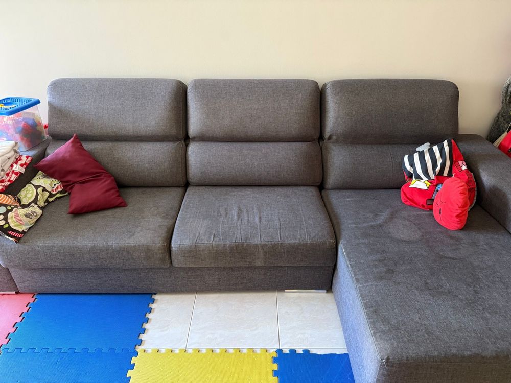 Sofa com armazenamento na parte de baixo grande