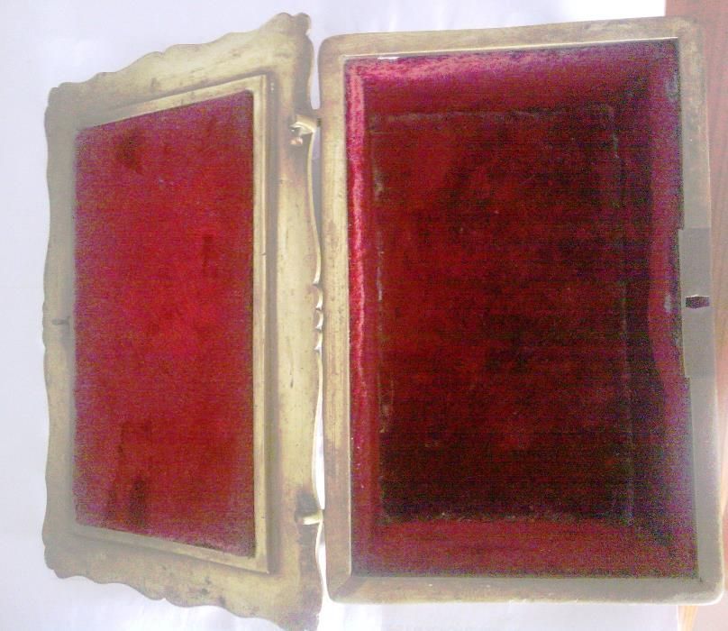 Caixa porta joias em latão com veludo vermelho no interior
