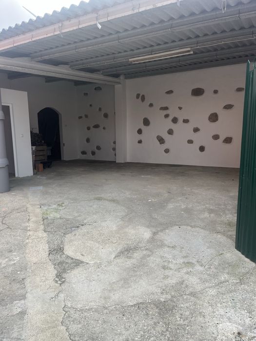 Arrenda-se moradia T4