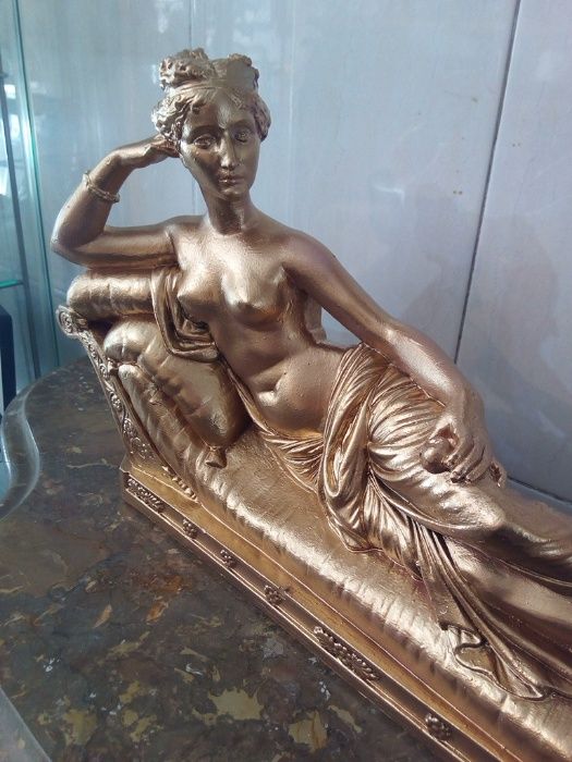 Estatueta feminina em gesso