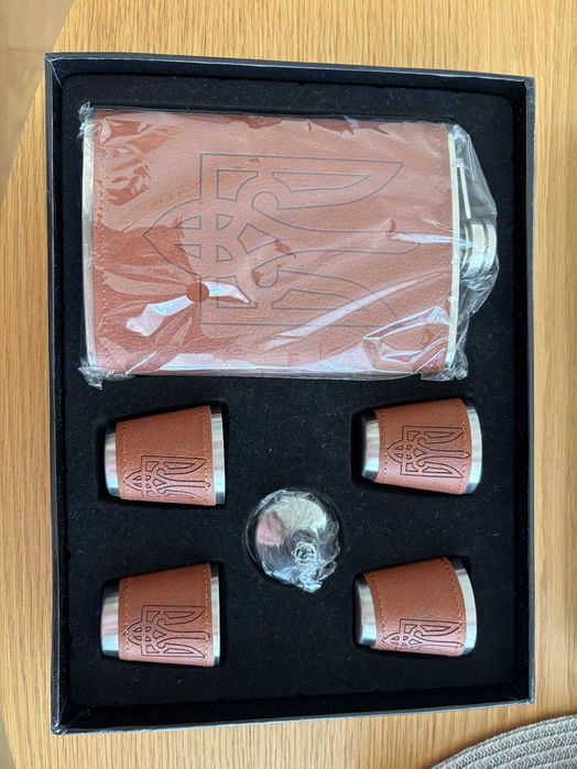 Zestaw piersiówka z lejkiem + 4 kieliszki