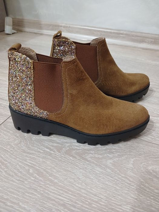 Стильні замшеві черевики челсі