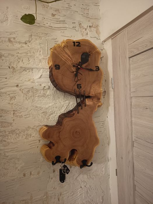 Zegar z drewna akacji z wieszakiem