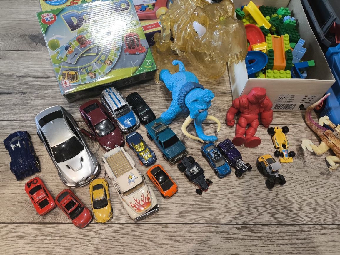 Zestaw zabawek robot, auta, gry, tablica magnetyczna