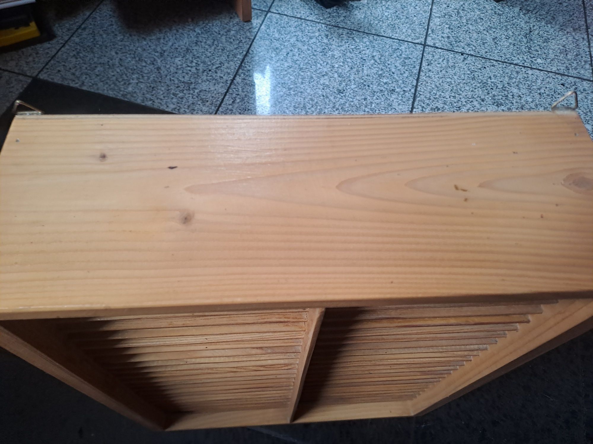 Stojak drewniany na płyty CD