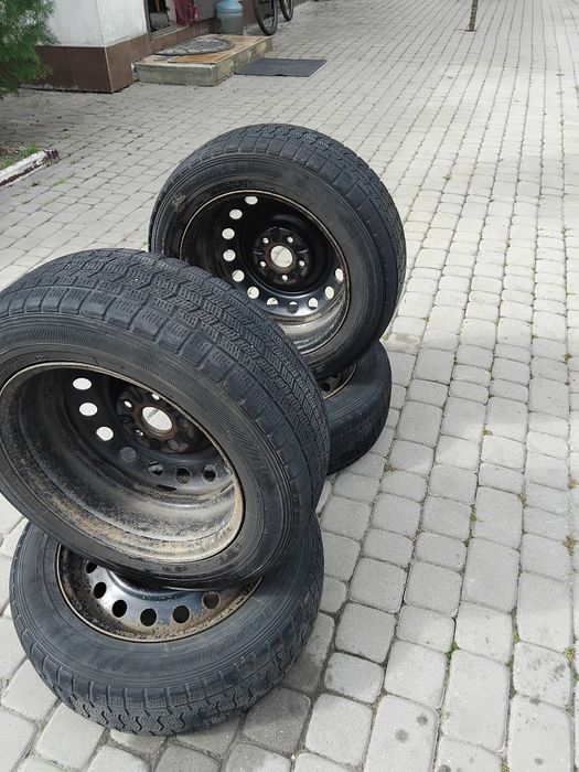 Комплетк зимнец резины  с дисками 205 60 R16 Toyota avensis